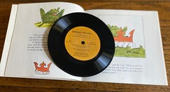 1974 Scholastic THE FROG PRINCE 7″ record/book. Both very Good condition. Photos