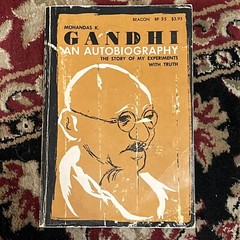 Mohandas K. Gandhi: An Autobiography (1972, Paperback, 1st Ed/Later Printing)