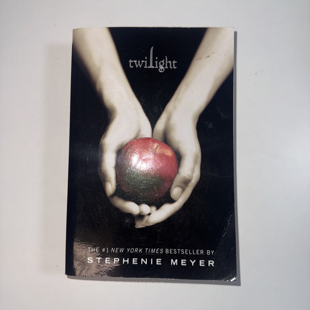 The Twilight Saga Ser.: Twilight by Stephenie Meyer (2006, Trade Paperback)