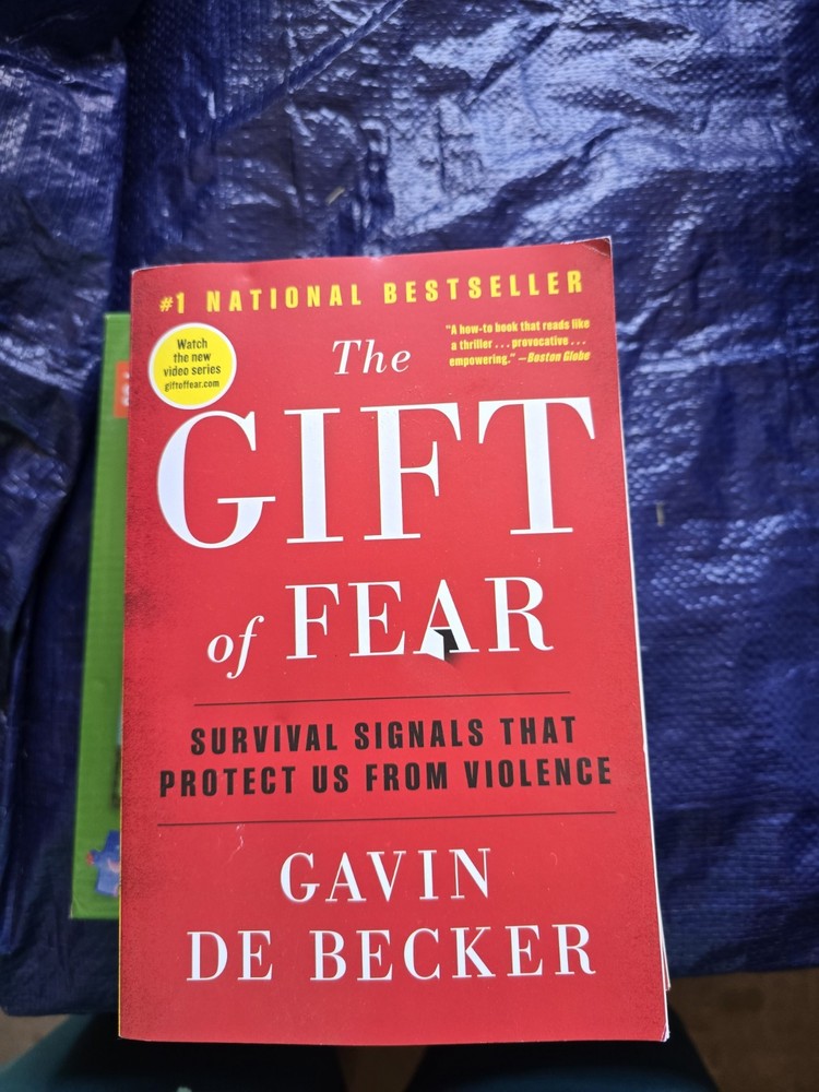 The Gift of Fear Survival Signals by Gavin de Becker Paperback Violence