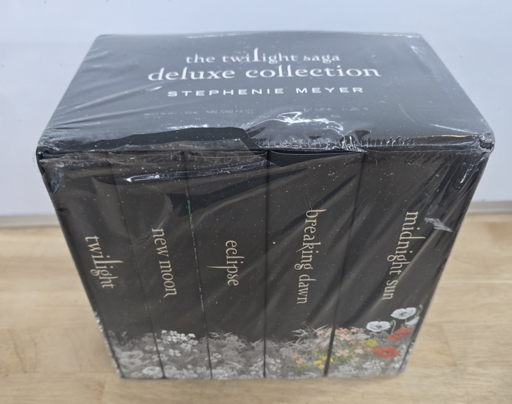 The Twilight Saga Collection by Stephenie Meyer – Deluxe Collection – Hardcover