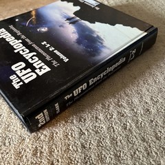 The UFO Encyclopedia : The Phenomenon from the Beginning (Volume 2 Only) HB