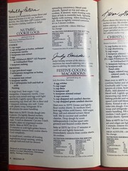 PILLSBURY HOLIDAY BAKING RECIPES COOKBOOK 96 PAGES 2000 COOKIES SPRITZ CHRISTMAS