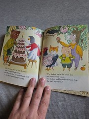 Scarce. Daisy Dog’s Wake-Up Book A Little Golden Book. First Edition Western