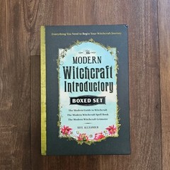 Modern Witchcraft Introductory Boxed Set : The Modern Guide to Witchcraft,…