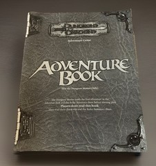 Dungeons and Dragons Adventure Game Box „The Adventure Begins Here.”