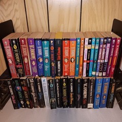 HUGE Lot 37 V.C. Andrews Used Paperback Books Includes several Keyhole Covers