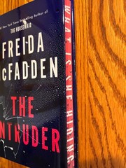 D-luxe hardcover edition THE INTRUDER Freida McFadden