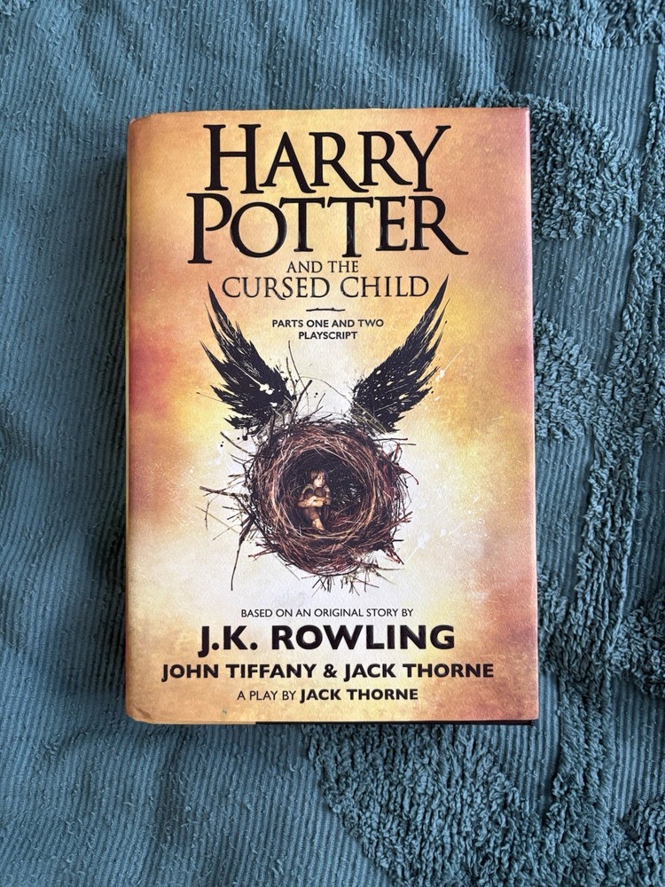 Harry Potter and the Cursed Child – Parts One & Two : The Official Script Book