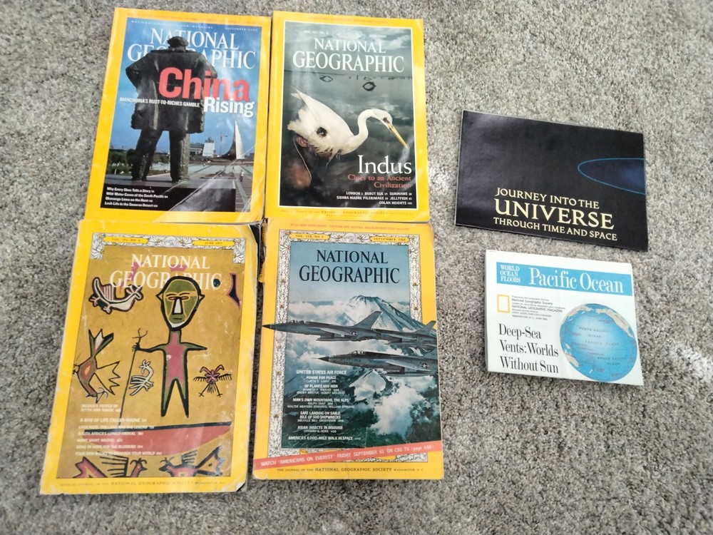 Lot NATIONAL GEOGRAPHIC 1965 / 1977 / 2000 / 2006 plus 3 maps