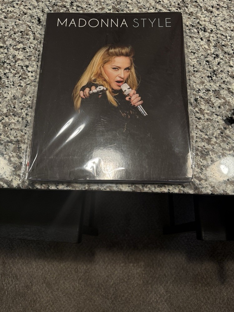 MADONNA STYLE BOOK CAROL CLERK VERY GOOD OVER 200 PAGES OF PHOTOS RARE COVER!!