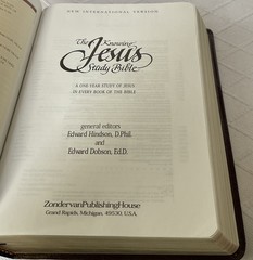 THE KNOWING JESUS STUDY BIBLE. NIB. Burgundy Leather. Free Shipping.