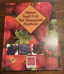 Michael Ellis MIDWEST SMALL FRUIT PEST MANAGEMENT HANDBOOK 2004 Softcover