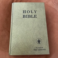 Holy Bible Placed by The Gideons King James Version 1985 Hardcover Gold GUC