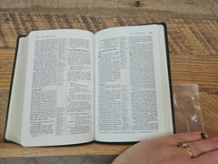 Classic 1984 NIV Compact Reference Bible in Black Bonded Leather Red Letter VG