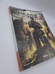 BRADY GAMES SIGNATURE SERIES GUIDE GEARS OF WAR 3 Book Xbox 360 2011 Epic Games