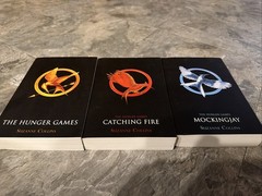 Trilogy Boxed Set – Catching Fire – Mockingjay by Suzanne Collins (2013,…