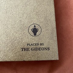 Holy Bible Placed by The Gideons King James Version 1985 Hardcover Gold GUC