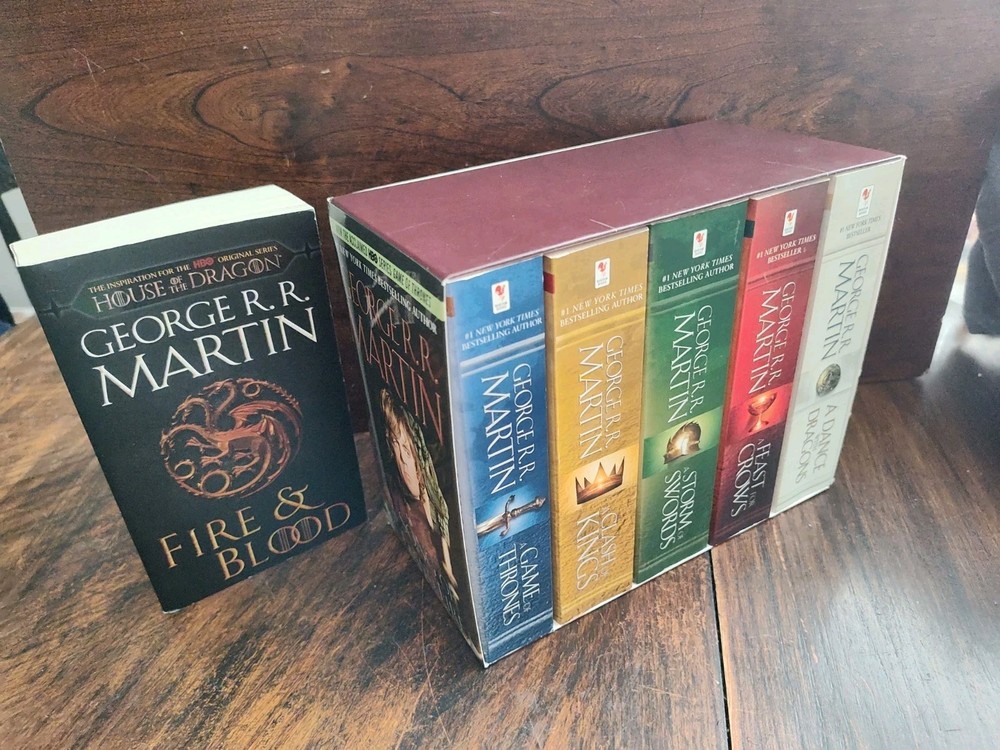 A Song of Ice and Fire 5-Book Box Set– Game of Throne + Fire & Blood, GRR Martin