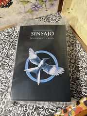 Sinsajo & En Llamas by Suzanne Collins Paperback Set 2 Books Spanish Edition