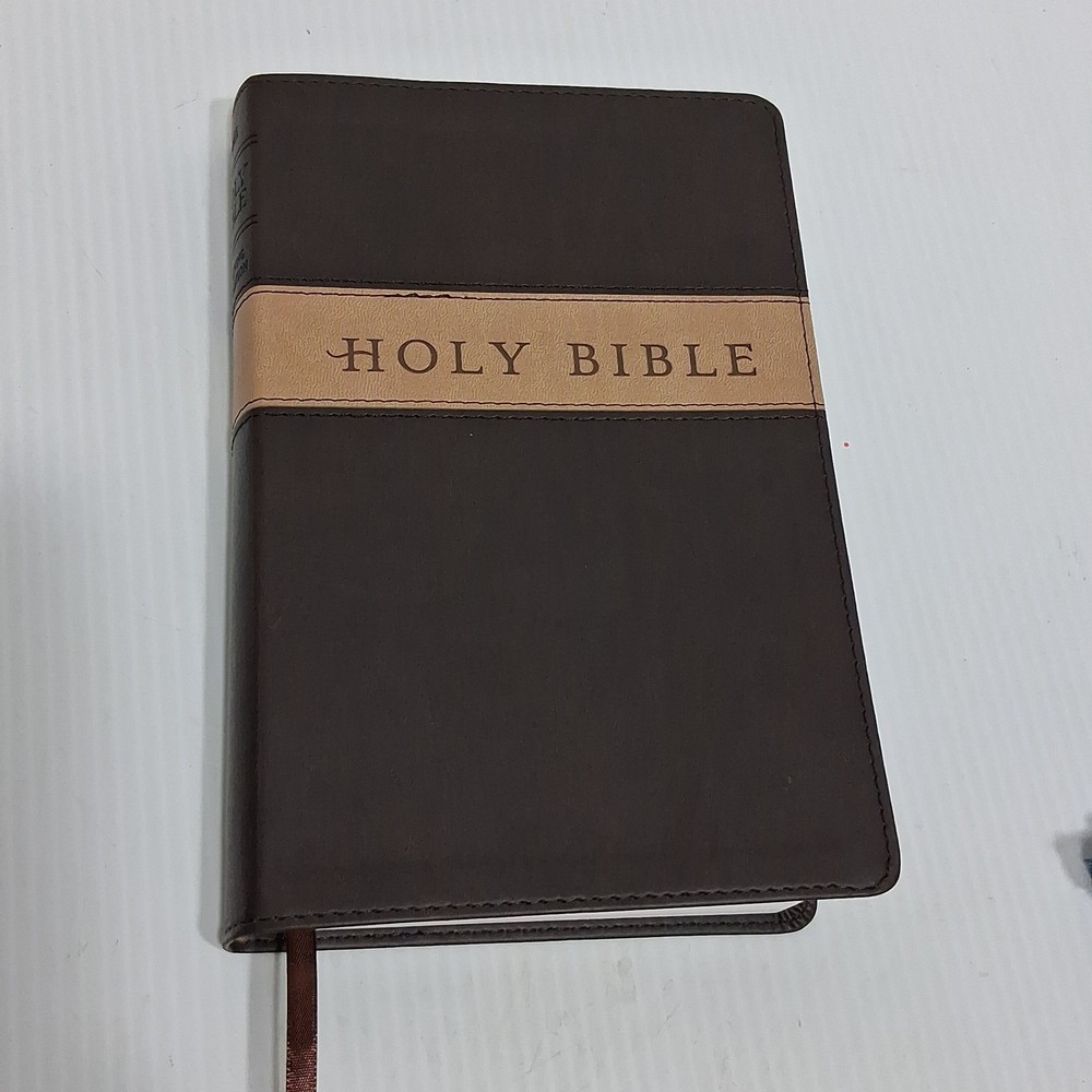 Holy Bible Gift & Award Edition New TYNDALE Living Translation READ