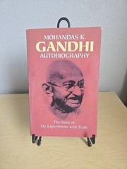 Autobiography : The Story of My Experiments with Truth by Mohandas K. Gandhi