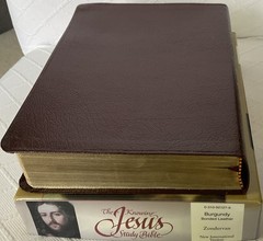 THE KNOWING JESUS STUDY BIBLE. NIB. Burgundy Leather. Free Shipping.