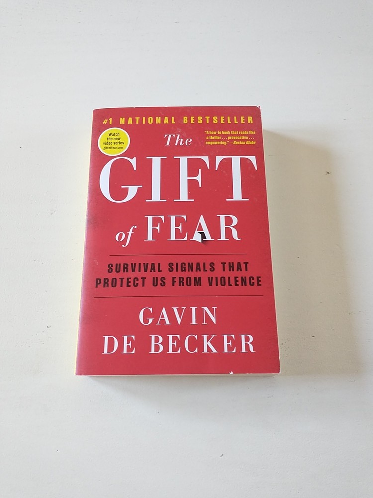 Gift of Fear : Survival Signals That Protect Us from Violence by Gavin de Becker