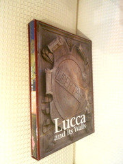 LUCCA AND ITS WALLS 2013 HARDCOVER LELLI KELLY 294 PAGES ISBN ‎ 978-8896527153