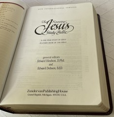 THE KNOWING JESUS STUDY BIBLE. NIB. Burgundy Leather. Free Shipping.