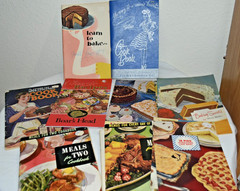 11 Vintage 1930’s 40’s 50s + pamphlet COOKBOOKS advertising Cakes bake ++ EUC