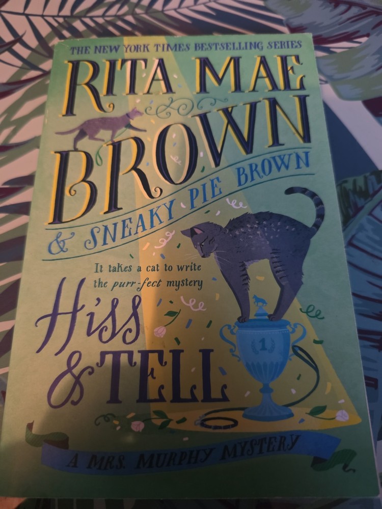 Hiss Tell: A Mrs Murphy Mys – VERY GOOD