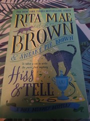 Hiss Tell: A Mrs Murphy Mys – VERY GOOD