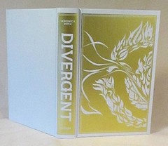 SIGNED Divergent Deluxe Special Edition by Veronica Roth NEW
