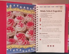 NEW „EASY CUPCAKE RECIPES” Hardback Spiral 2010 Cookbook Resources LLC 174 Pages
