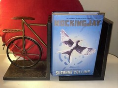 Mockingjay (The Hunger Games) – Hardcover By Suzanne Collins – Book VERY GOOD
