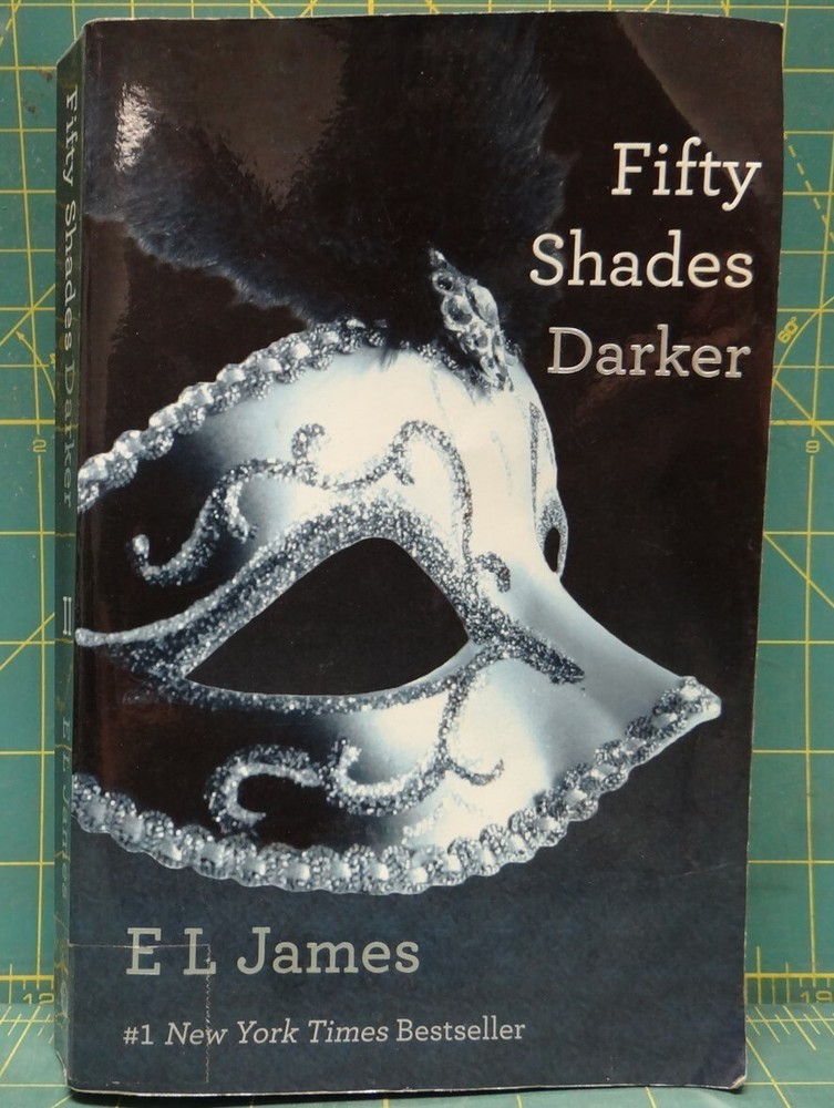 Fifty Shades Darker E.L. James 2011 Paperback 532 pgs Best Seller Romance
