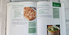 Taste of Home 2006 Weeknight Cooking Made Easy 336 pages hardcover 304 recipes