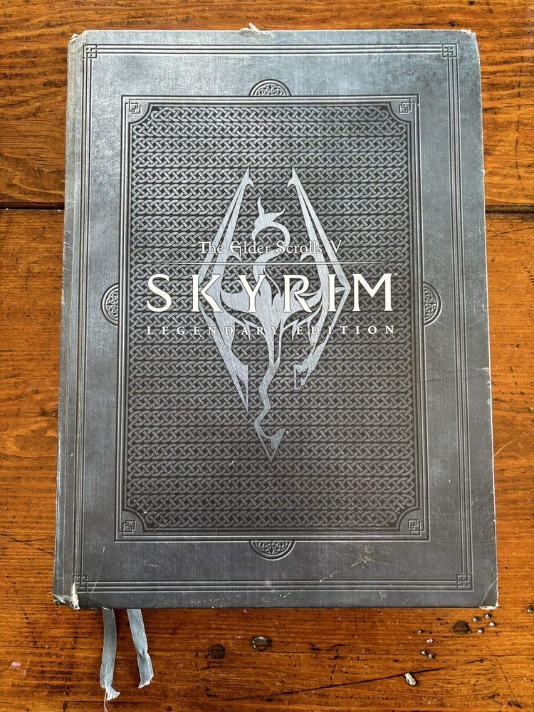 Hardcover The Elder Scrolls Skyrim Legendary Edition: Map attached