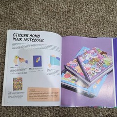 Kaliedoscope (Hinkler) Sticker Bomb „Cool Kawaii” (Hard Cover) Stickers + Book