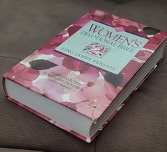 Women’s Devotional Bible Zondervan Hardcover Book Daily Devotions Faith VG
