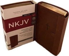 MAGNETIC CLOSURE NKJV LARGE PRINT(10.5pt) Personal Size Brown Leathersoft Bible