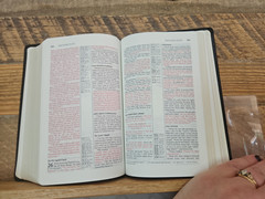 Classic 1984 NIV Compact Reference Bible in Black Bonded Leather Red Letter VG