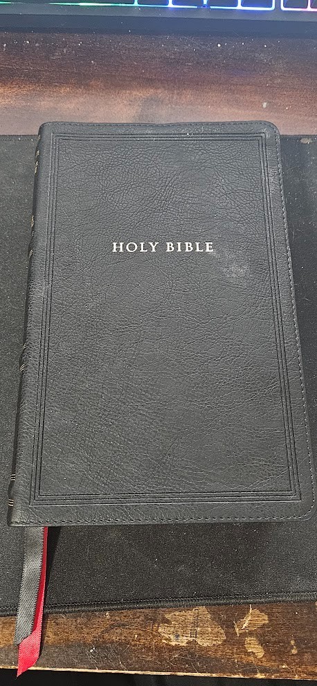 NKJV, Personal Size Reference Bible, Sovereign Collection, Leathersoft, Black,..