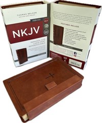 MAGNETIC CLOSURE NKJV LARGE PRINT(10.5pt) Personal Size Brown Leathersoft Bible