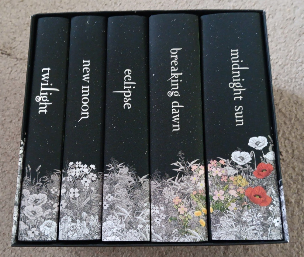 Twilight Saga Deluxe Collection by Stephenie Meyer (2025, Hardcover) Five Books
