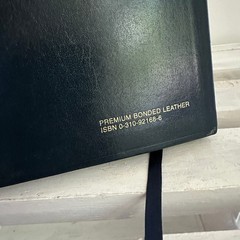 Holy Bible : New King James Version, Premium Bonded Black Leather NIV 1996 USA