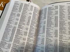 KJV Comfort Print Reference Giant Print Bible in Black Bonded Leather