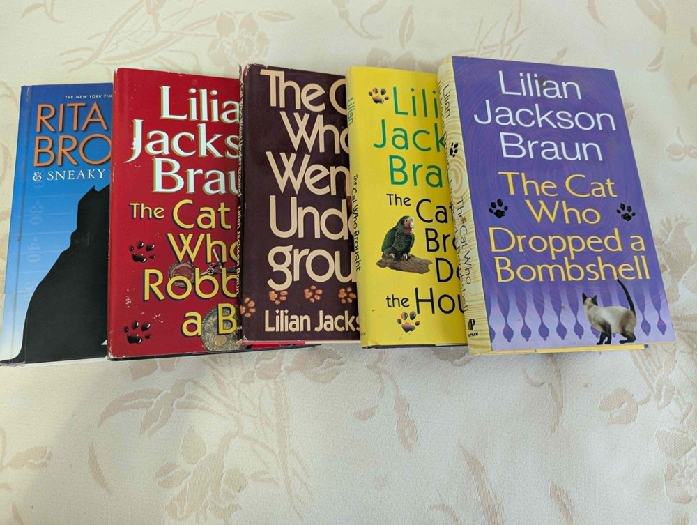 4 „The Cat Who” books by Lilian Jackson Braun, 1 by Rita Mae Brown („Tail Gait”)