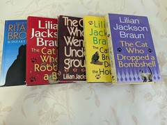 4 „The Cat Who” books by Lilian Jackson Braun, 1 by Rita Mae Brown („Tail Gait”)